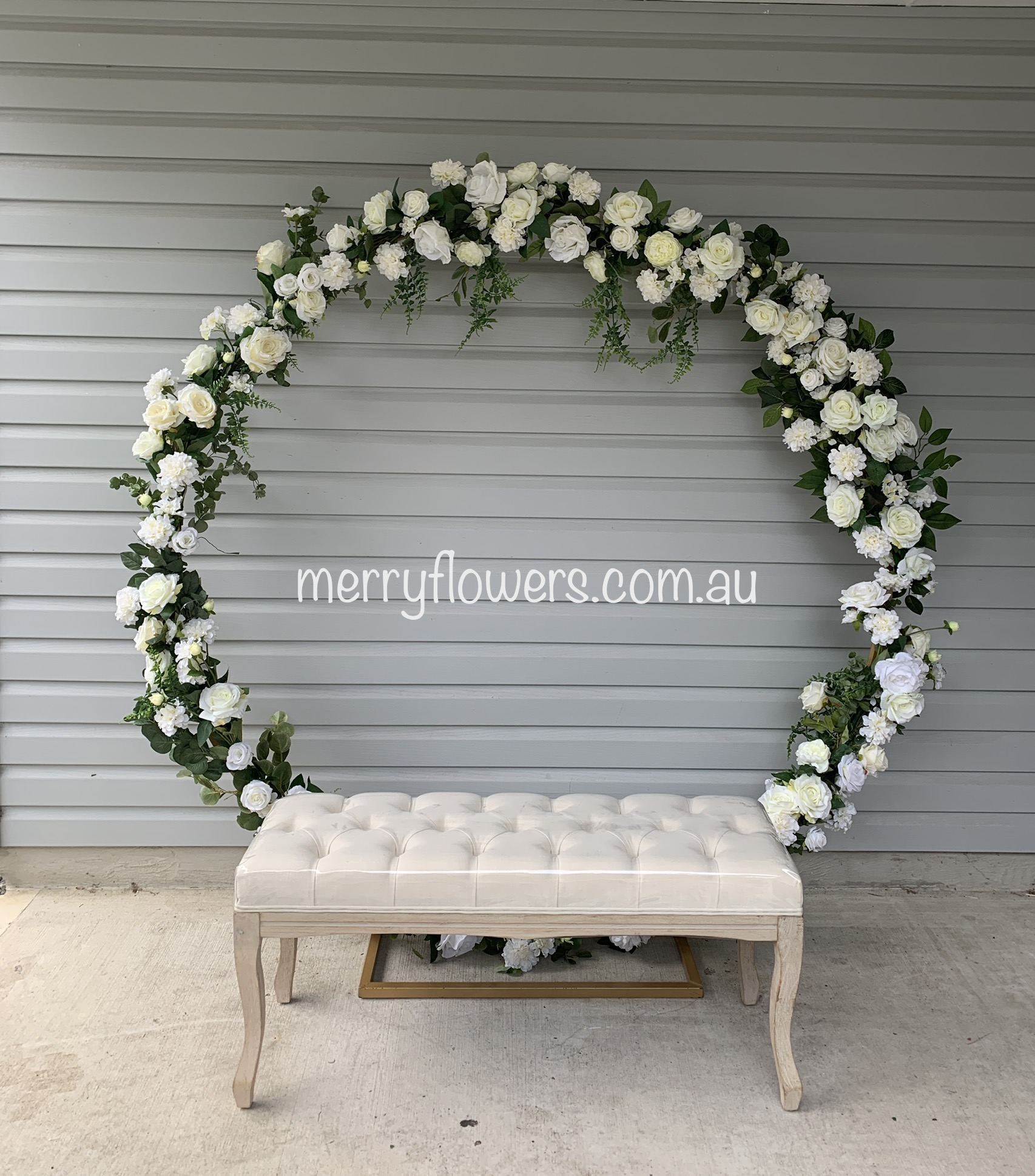 A008-Gold hoop arch with bench