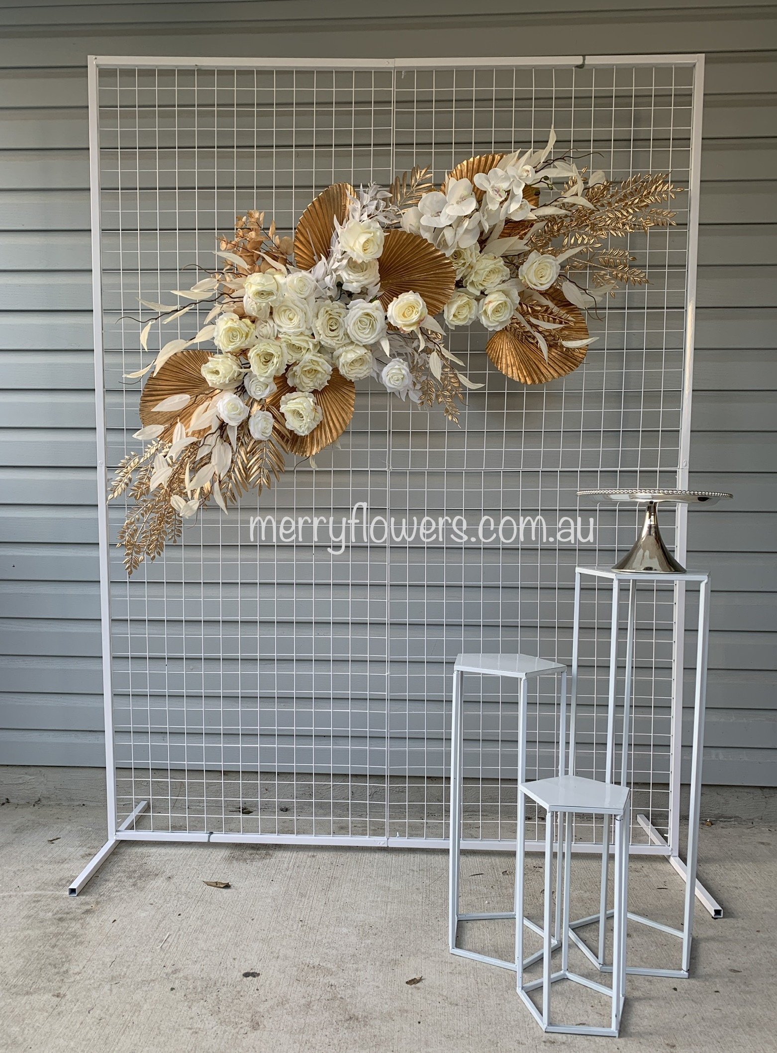 A010-Mesh Backdrop with gold flowers