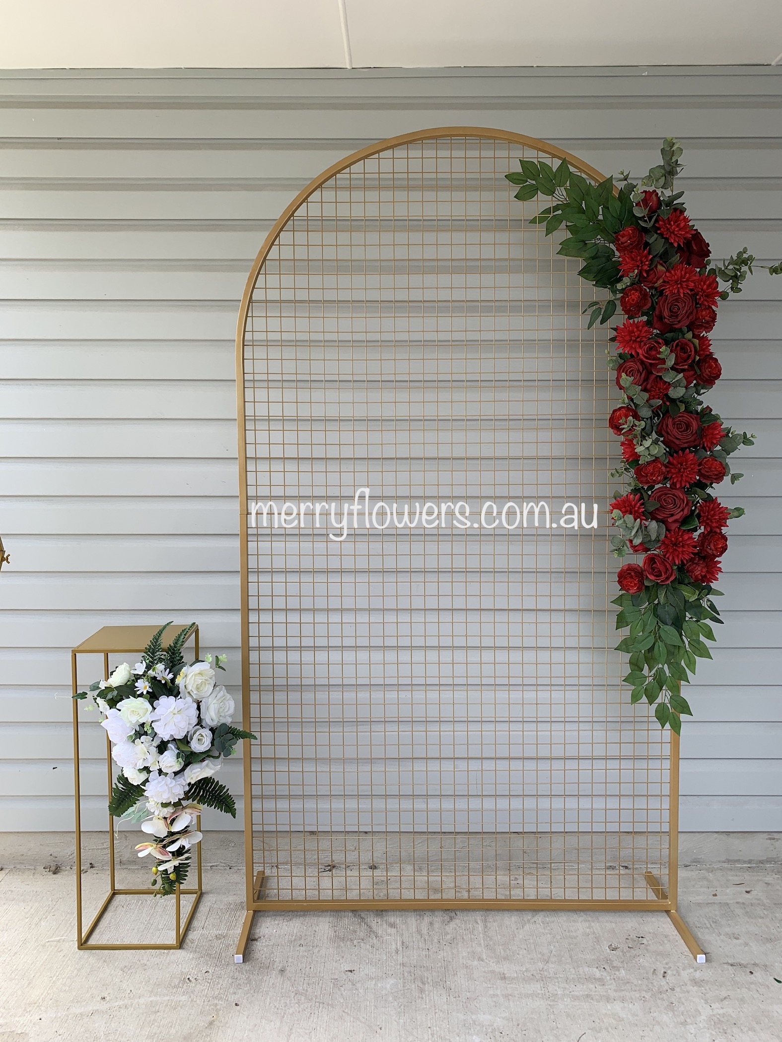 M005-Gold Arch with red flowers