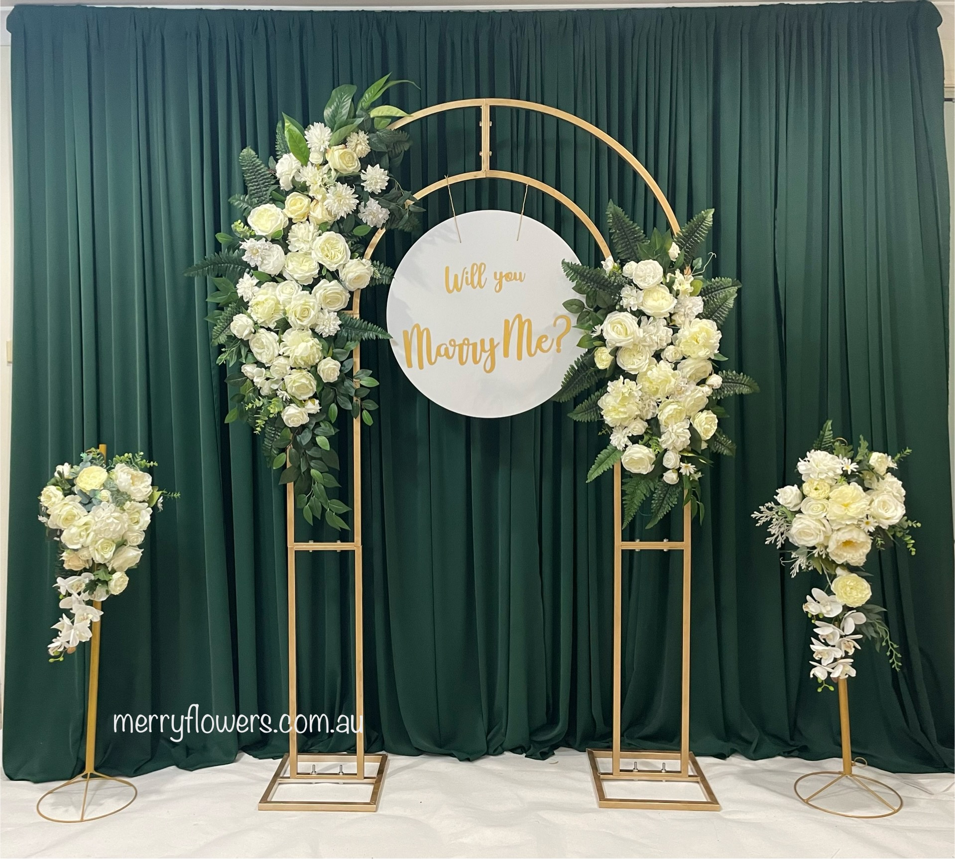 A17 – Gold Arch with White and Green Flowers