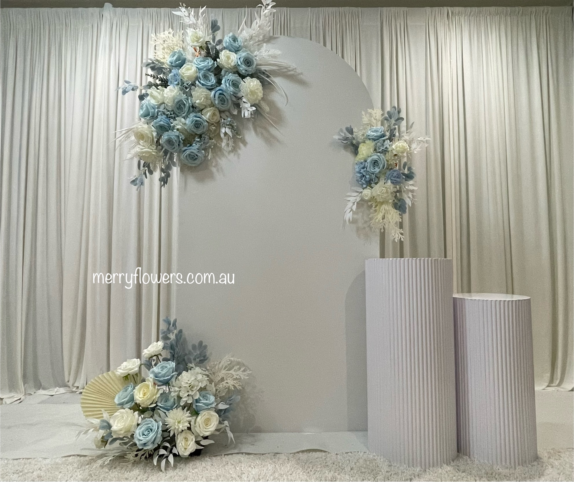 A20 – blue flowers with solid arch backdrops